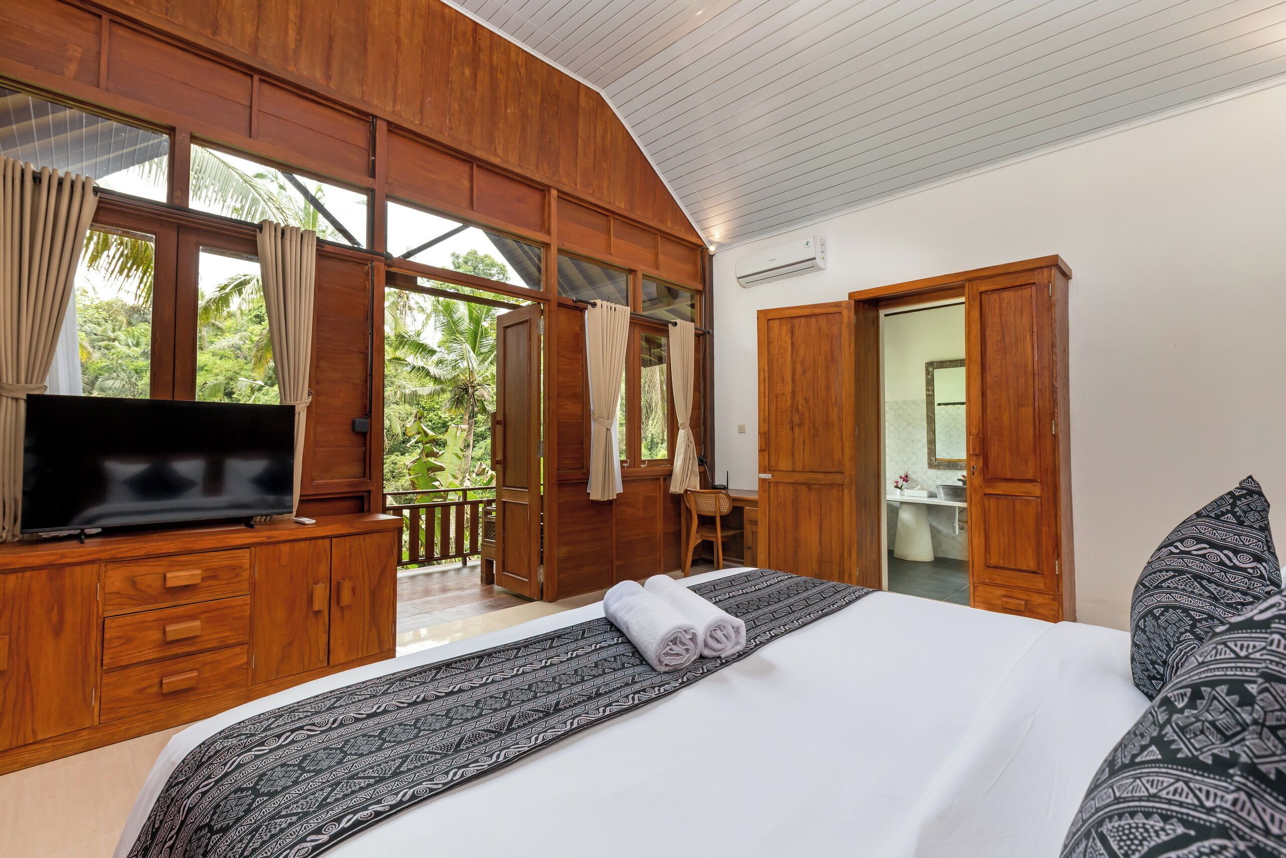 Cabaña Prestigio, vista a la colina | Escritorio y espacio para trabajar con laptop 
