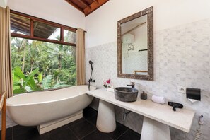 Signature Cabin, Hill View | Deep-soaking bathtub - JoeWell Cabin  (Payangan)
