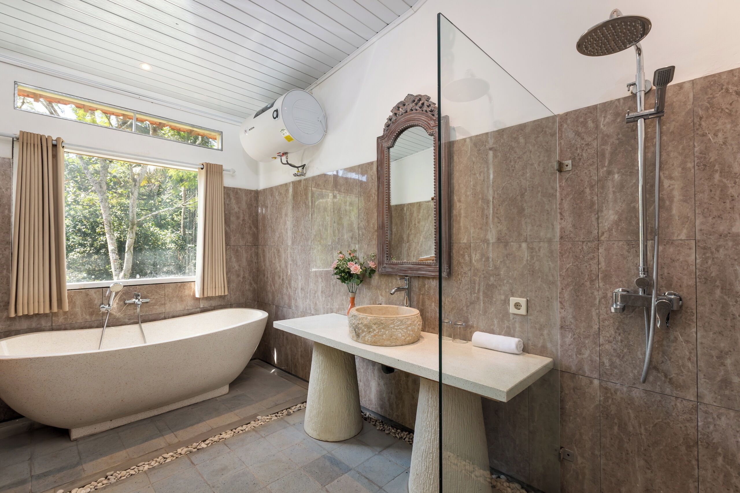 Signature Cabin, Garden View | Bathroom | Separate bathtub and shower, free toiletries, hair dryer, bidet