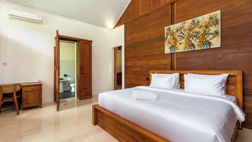 Signature Cabin, Hill View | Desk, laptop workspace, iron/ironing board, free WiFi
