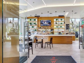 Eine moderne Bar mit Fernseher, Holztresen und Sitzgelegenheiten.