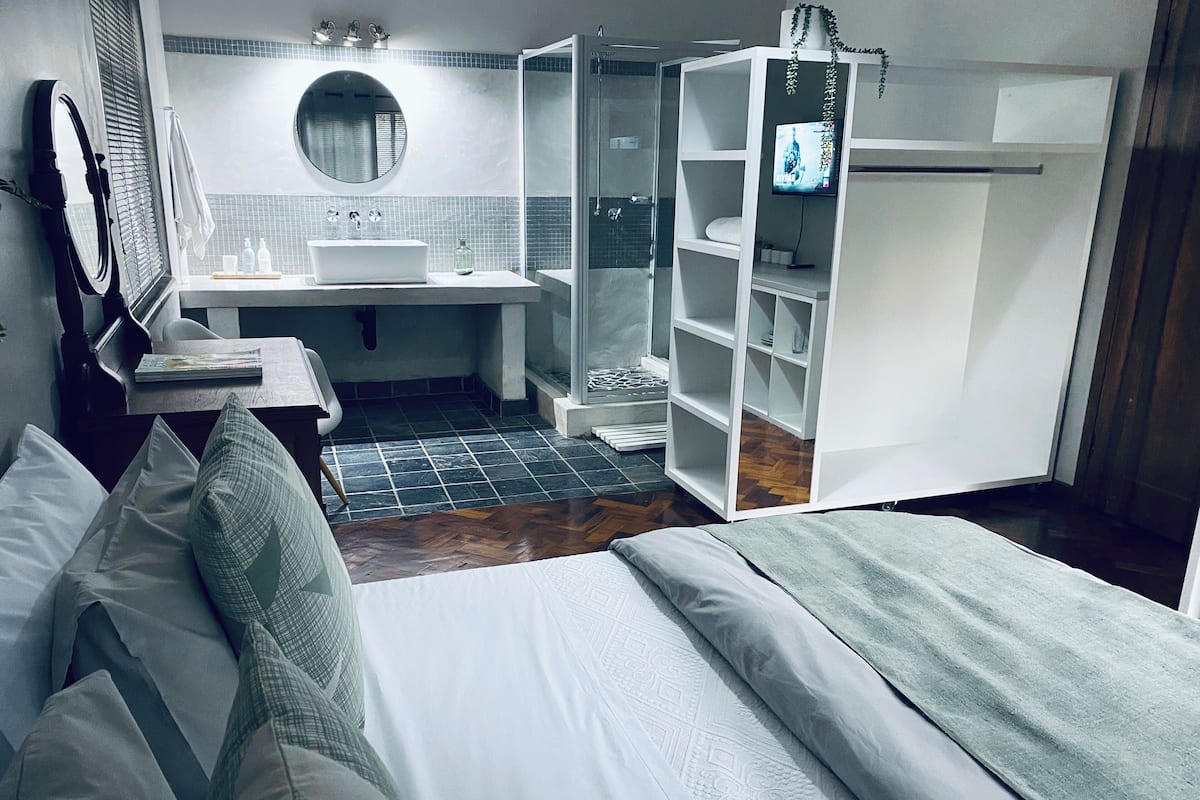 Studio Suite Mewah, pemandangan kebun | Tirai kedap cahaya, kedap suara, setrika/meja setrika, dan Wi-Fi gratis