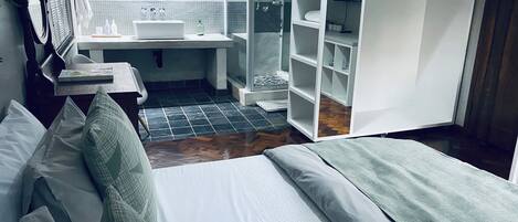 Suite estudio de lujo, vistas al jardín | Cortinas opacas, tabla de planchar con plancha, wifi gratis