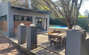 Outdoor dining - 46 on Allcock Guest Apartment & Suite (Pretoria)