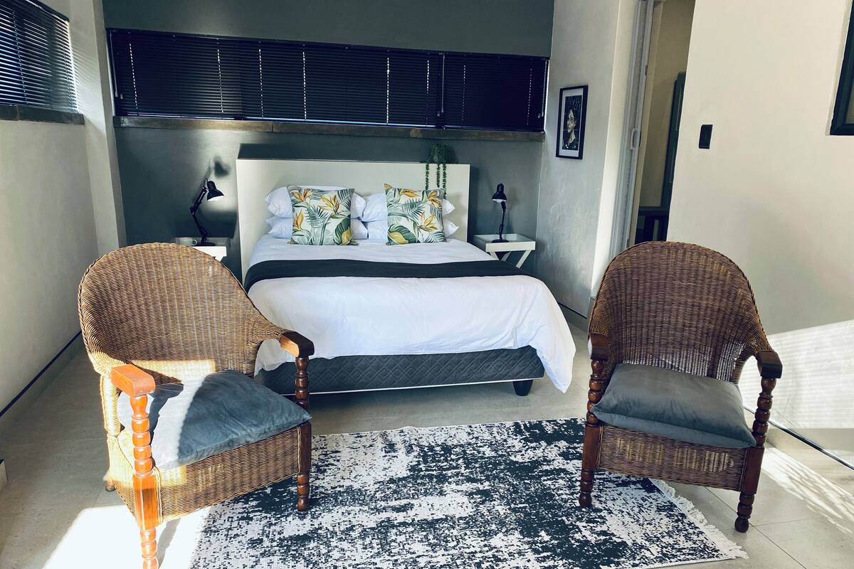 Deluxe Apartment, Garden View | Blackout drapes, iron/ironing board, free WiFi