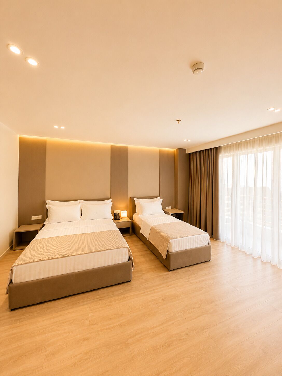 Superior Triple Room, Balcony | Peti besi dalam bilik, meja, ruang kerja komputer riba 