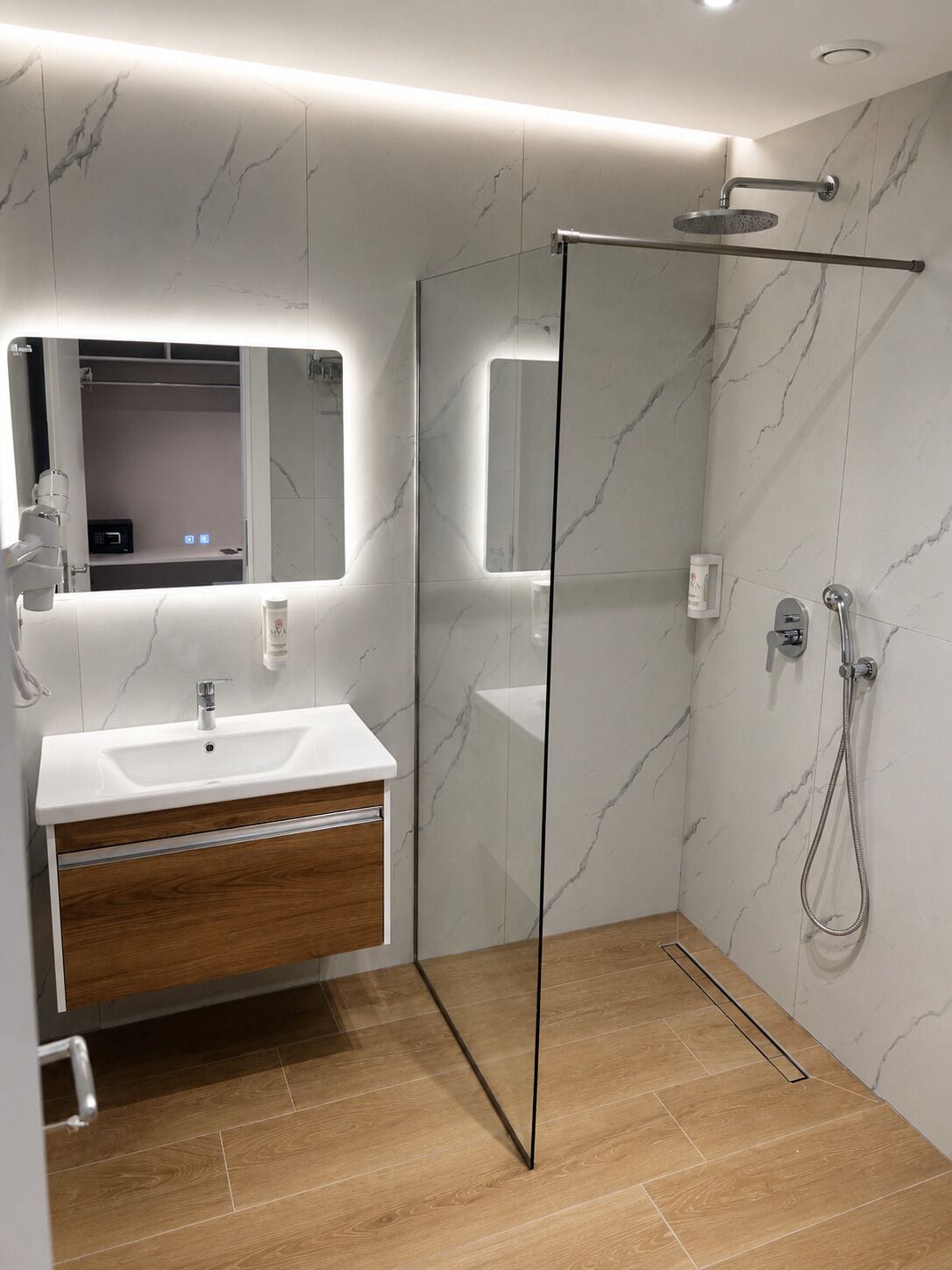 Dusche, Haartrockner, Hausschuhe, Handtücher