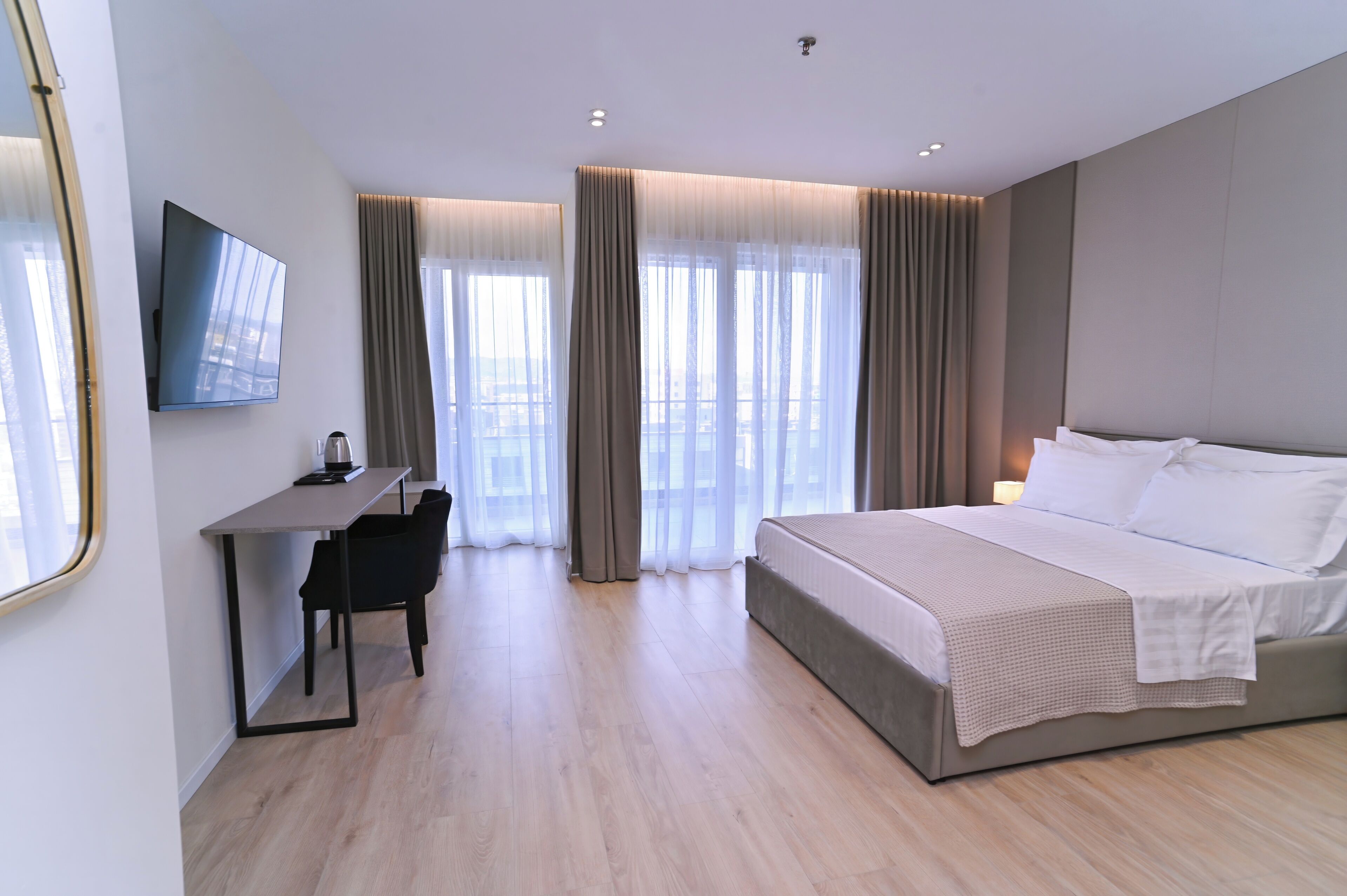 Habitación doble superior, balcón | Caja de seguridad en la habitación y escritorio 