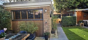 Outdoor dining - Private Garden Tiny House Near Amsterdam (Amstelveen)