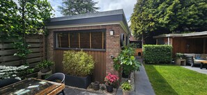 Outdoor dining - Private Garden Tiny House Near Amsterdam (Amstelveen)