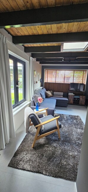 Living area - Private Garden Tiny House Near Amsterdam (Amstelveen)