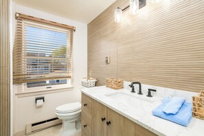 Bathroom - Beachfront home. Enjoyable the Blue Mermaid 3-bedroom house with AC in welc. (Clinton)