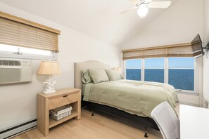 Room - Beachfront home. Enjoyable the Blue Mermaid 3-bedroom house with AC in welc. (Clinton)