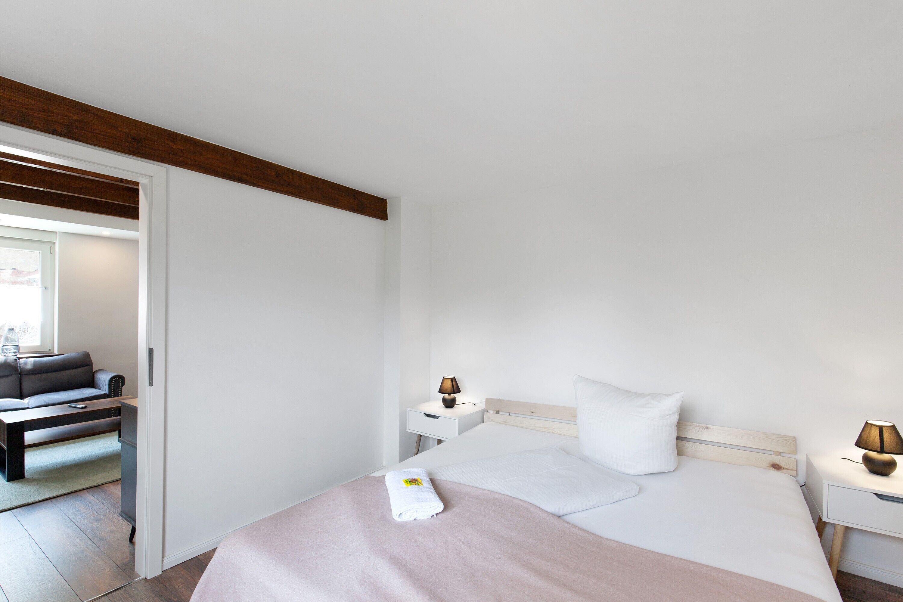 Tabla de planchar con plancha, wifi y ropa de cama 