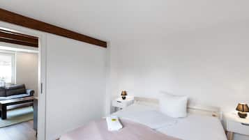 Tabla de planchar con plancha, wifi y ropa de cama