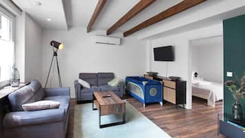 Tabla de planchar con plancha, wifi y ropa de cama