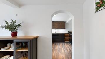 Frigorifero, microonde, forno, piano cottura