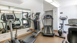 Una palestra con tapis roulant, ellittiche e cyclette.