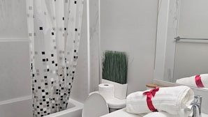 Room, 2 Bedrooms | Bilik Mandi