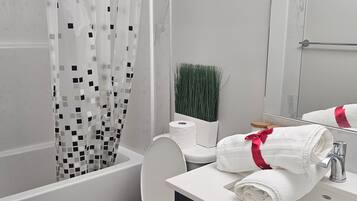 Room, 2 Bedrooms | Bilik Mandi