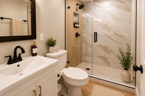 Bathroom - Stonetrail Retreat, Stylish 3BR Near Intel, Hospitals & Easton (Reynoldsburg)