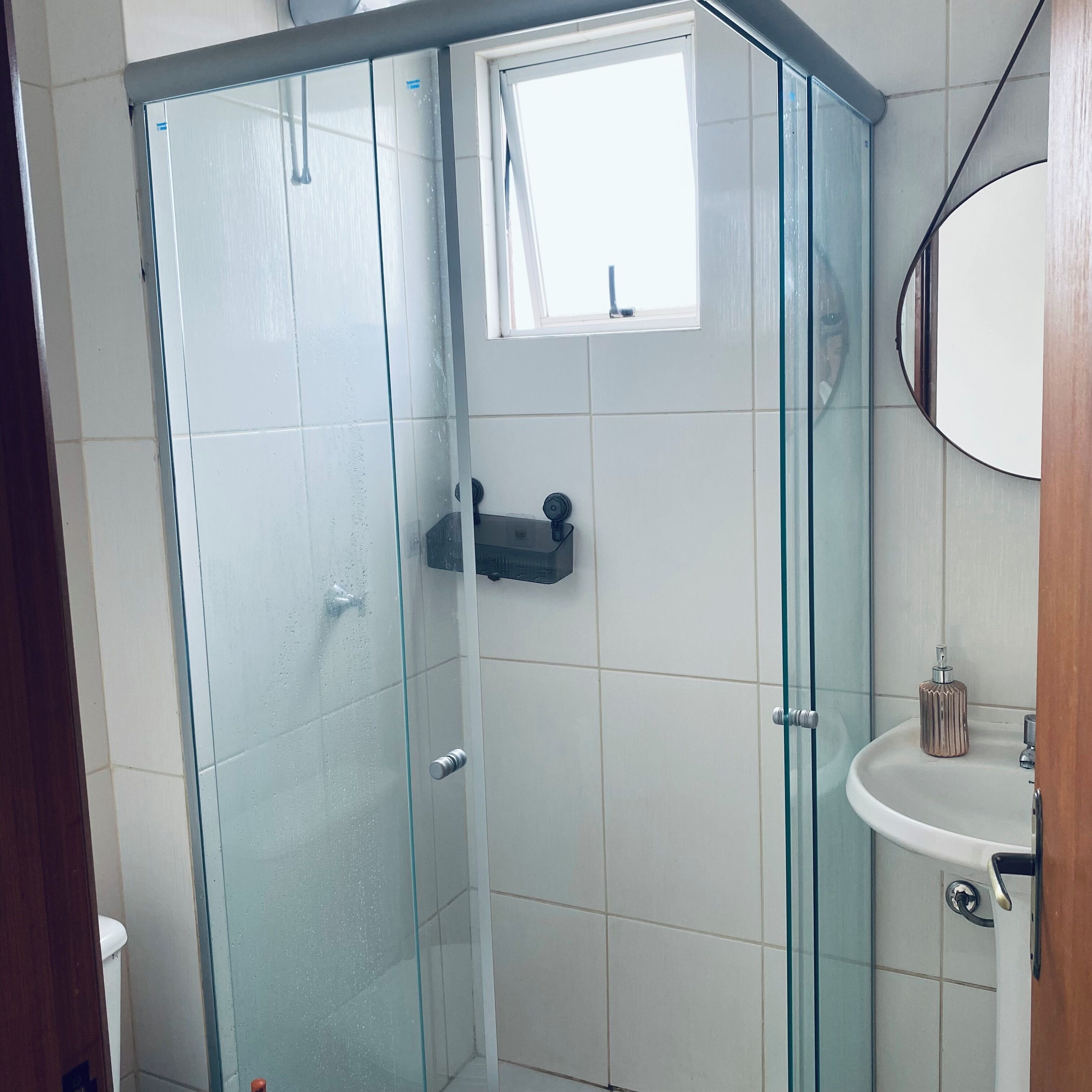 Een douche, een haardroger, handdoeken, zeep