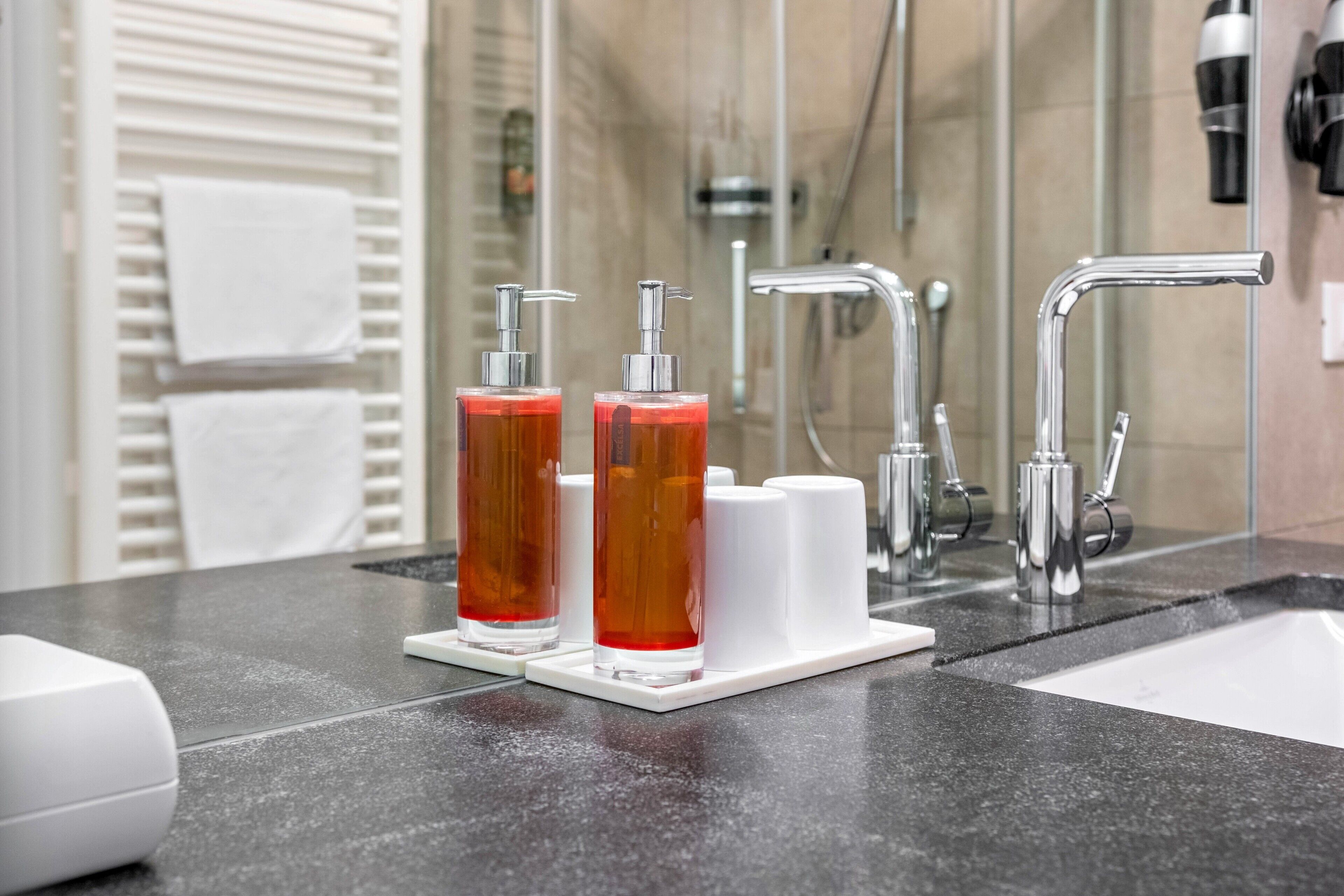 Een douche, een haardroger, handdoeken