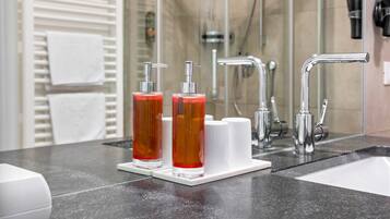 Een douche, een haardroger, handdoeken