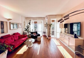 Living area - Spacious Three-room apartment 95 m² connected to Central Station - Naviglio Martesana, Milan (Milano)