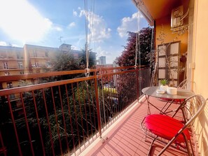 A balcony with a table and chairs, a railing, and a view of surrounding buildings. - Spacious Three-room apartment 95 m² connected to Central Station - Naviglio Martesana, Milan (Milano)