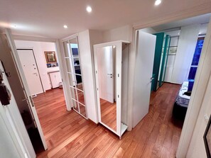A room with wooden flooring, white walls, and a sliding door closet. - Spacious Three-room apartment 95 m² connected to Central Station - Naviglio Martesana, Milan (Milano)