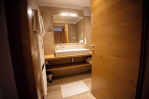 ヘアドライヤー、タオル、石鹸、トイレットペーパー