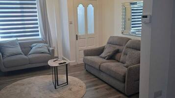House, 2 Bedrooms, Terrace, City View | Living room | Books