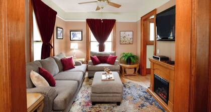 Charming historic 2-BR cottage with AC, walking distance to downtown Baraboo.