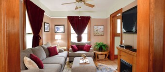 Charming historic 2-BR cottage with AC, walking distance to downtown Baraboo.