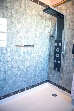 Dusche, Whirlpool, Haartrockner, Handtücher