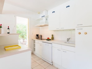 House | Private kitchen | Highchair - Eden Parc Golf Villa Sleeps 10 With Pool (Lacanau)