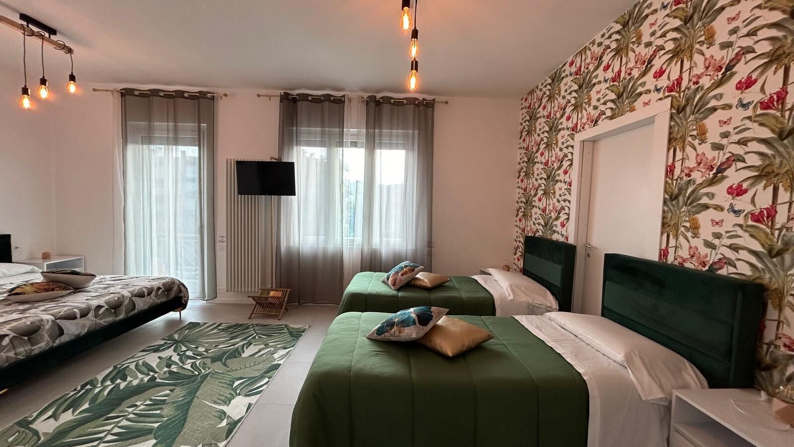 Camera Deluxe, letti multipli, balcone, vista città | Ferro/asse da stiro, Wi-Fi gratuito