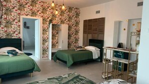 Deluxe-Zimmer, Mehrere Betten, Balkon, Stadtblick | Bügeleisen/Bügelbrett, kostenloses WLAN