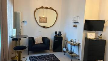 Suite Deluxe, balcone, vista città | Ferro/asse da stiro, Wi-Fi gratuito