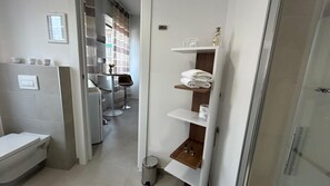 Superior-Suite, Blick auf den Innenhof | Badezimmer