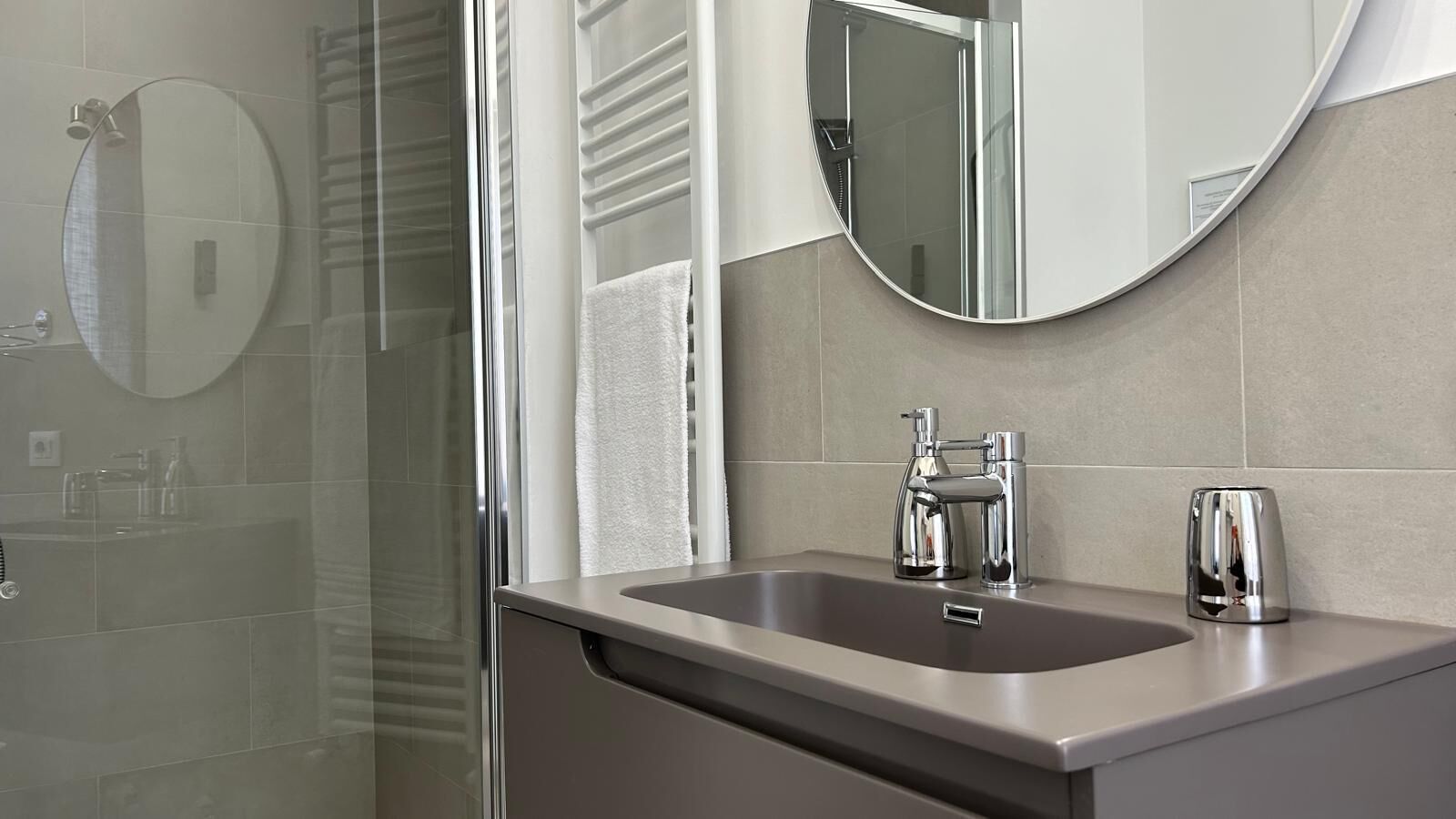 Camera Deluxe con letto matrimoniale o 2 letti singoli, vista cortile | Bagno