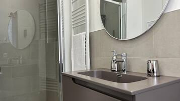 Camera Deluxe con letto matrimoniale o 2 letti singoli, vista cortile | Bagno