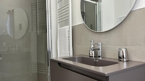 Deluxe Double or Twin Room, Courtyard View | Bathroom - COMFORT ACCOMMODATION SUITE≤ CAMERE (Bergamo)