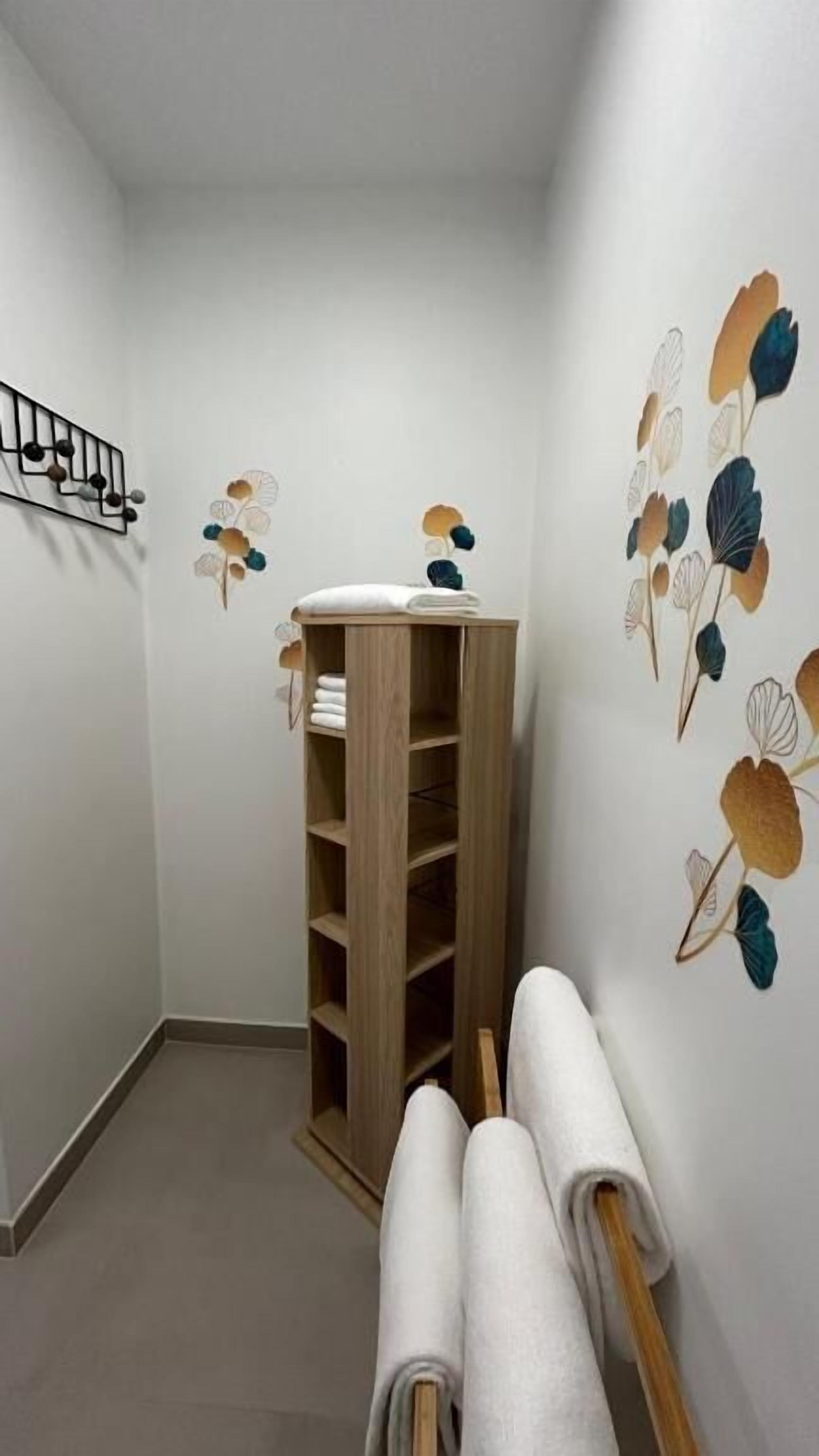 Chambre Deluxe, plusieurs lits, balcon, vue ville | Intérieur