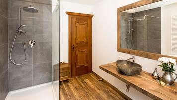 Dusche, Haartrockner, Handtücher, Toilettenpapier