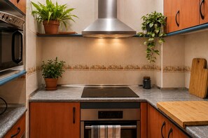 Private kitchen - Penthouse with bbq: Enjoy the sun and the beach 5 minutes walk! Ideal for families (Málaga)