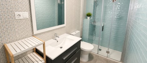Douche, sĂšche-cheveux, serviettes fournies, savon