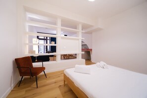 Ferros/tábuas de passar roupa, berço de viagem, Wi-Fi, roupa de cama