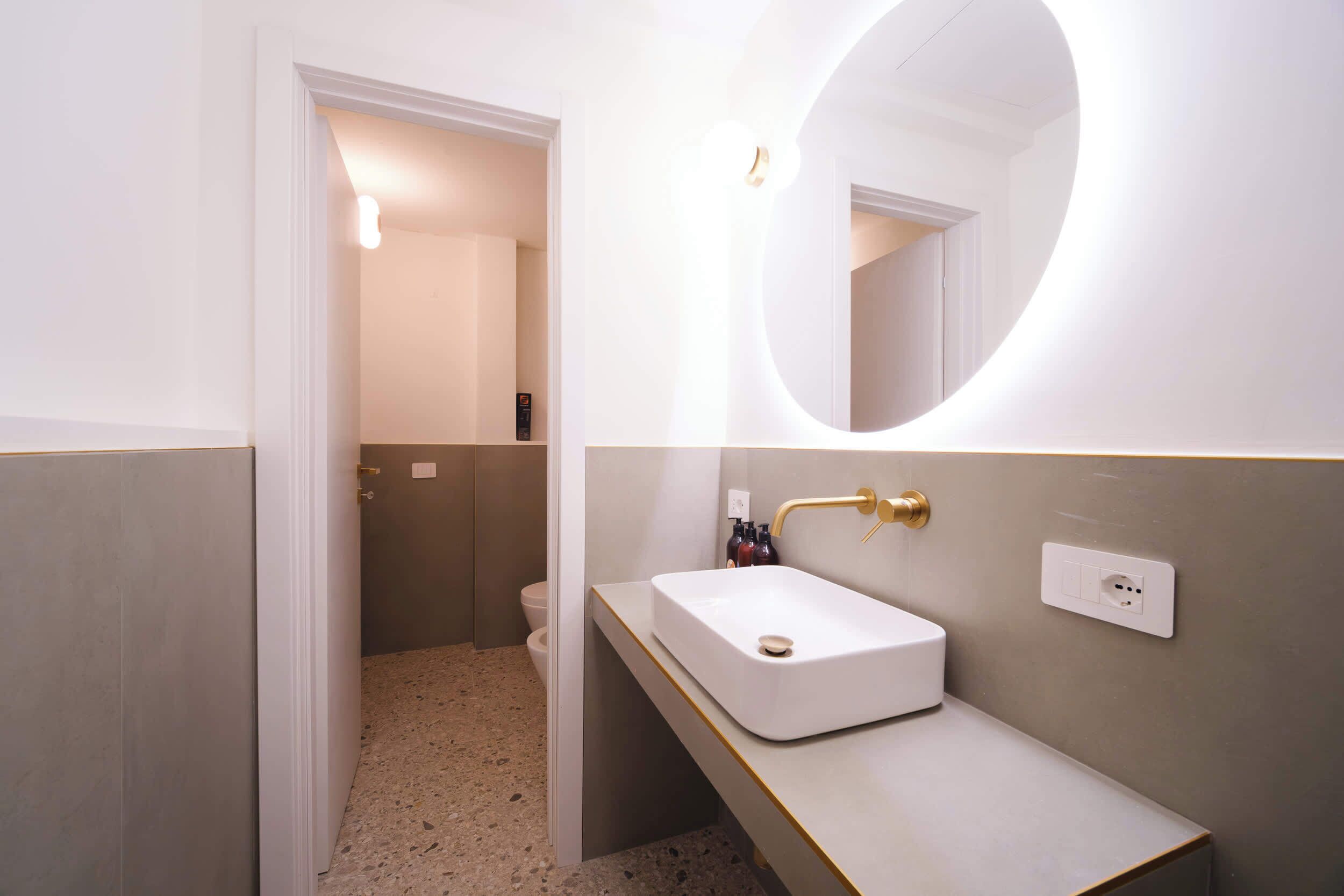 Een douche, een haardroger, shampoo